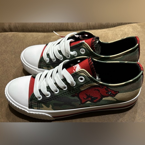 NWT- Arkansas Razorback Women’s Shoes - Picture 6 of 13